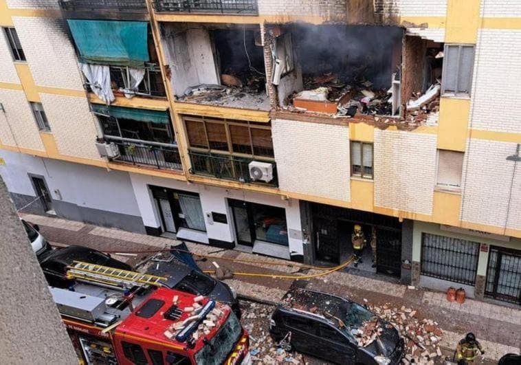 Bomberos, tras la explosión del piso de San Fernando en junio.