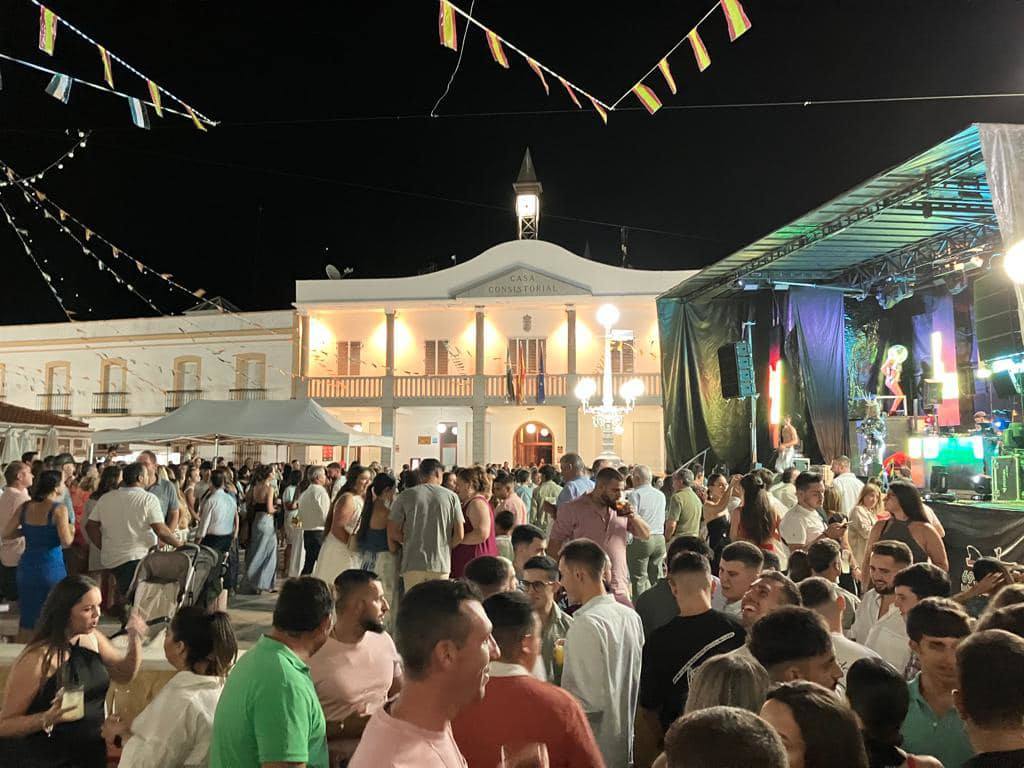 Imagen principal - Arriba, ambiente de la plaza de España durante la verbena del jueves, con la orquesta Alejandría Show. Abajo, momento de la procesión de la Virgen de la Luz, el pasado domingo.