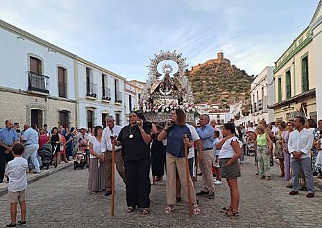 Imagen secundaria 1 - Arriba, ambiente de la plaza de España durante la verbena del jueves, con la orquesta Alejandría Show. Abajo, momento de la procesión de la Virgen de la Luz, el pasado domingo.