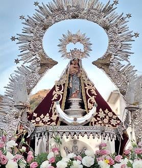 Imagen secundaria 2 - Arriba, ambiente de la plaza de España durante la verbena del jueves, con la orquesta Alejandría Show. Abajo, momento de la procesión de la Virgen de la Luz, el pasado domingo.