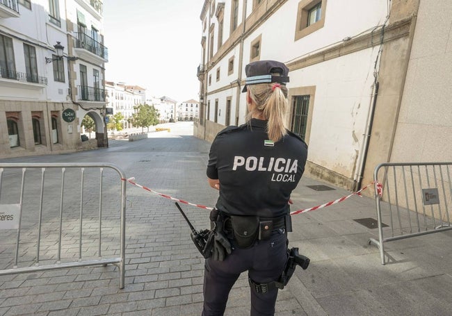 Una agente de la Policía Local apostada en el acceso de la Plaza Mayor por la Gran Vía.