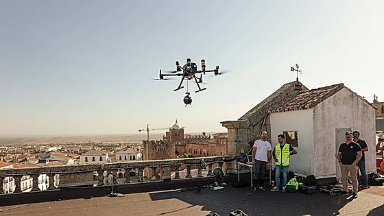Hosteleros de la Plaza de Cáceres sobre la grabación en 3D: «Hemos perdido la mañana, no nos han avisado con tiempo»