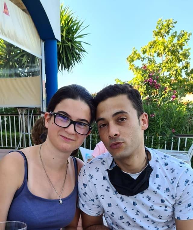 Jennifer González, junto a su hermano Juan Luis, que en las últimas horas ha estado difundiendo su desaparición.