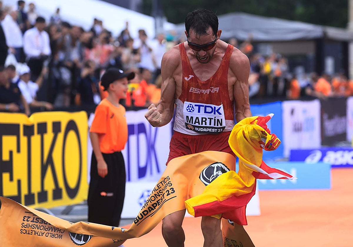 Álvaro Martín celebra el triunfo en la prueba de los 20 kilómetros marcha del Mundial de Budapest.