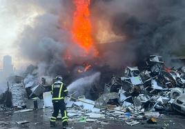 Así han sofocado los bomberos el incendio en una planta de reciclaje