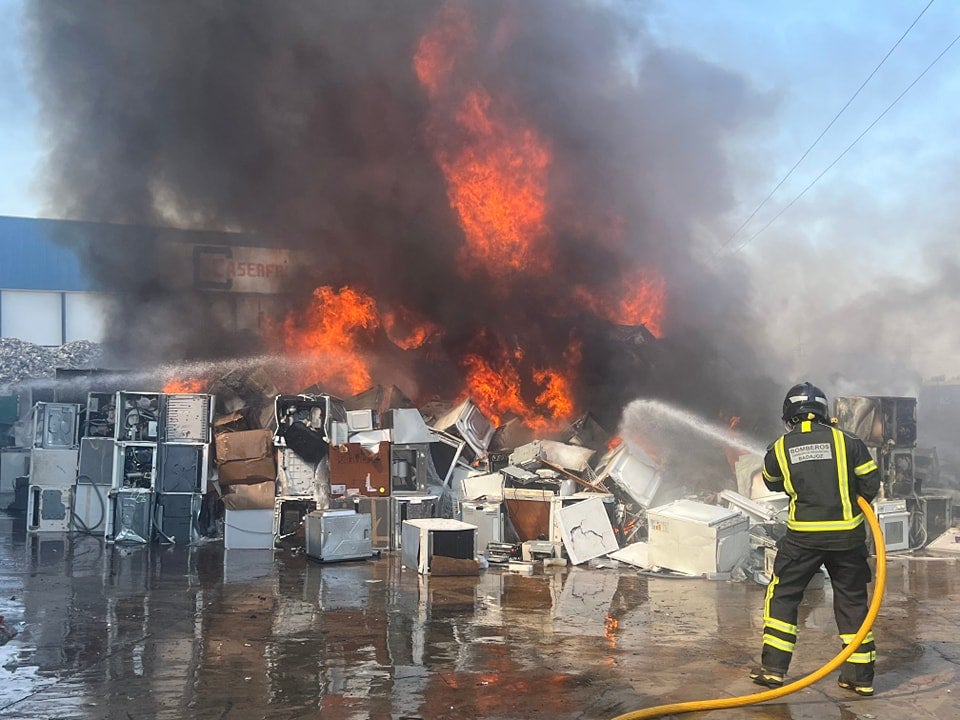 Así han sofocado los bomberos el incendio en una planta de reciclaje