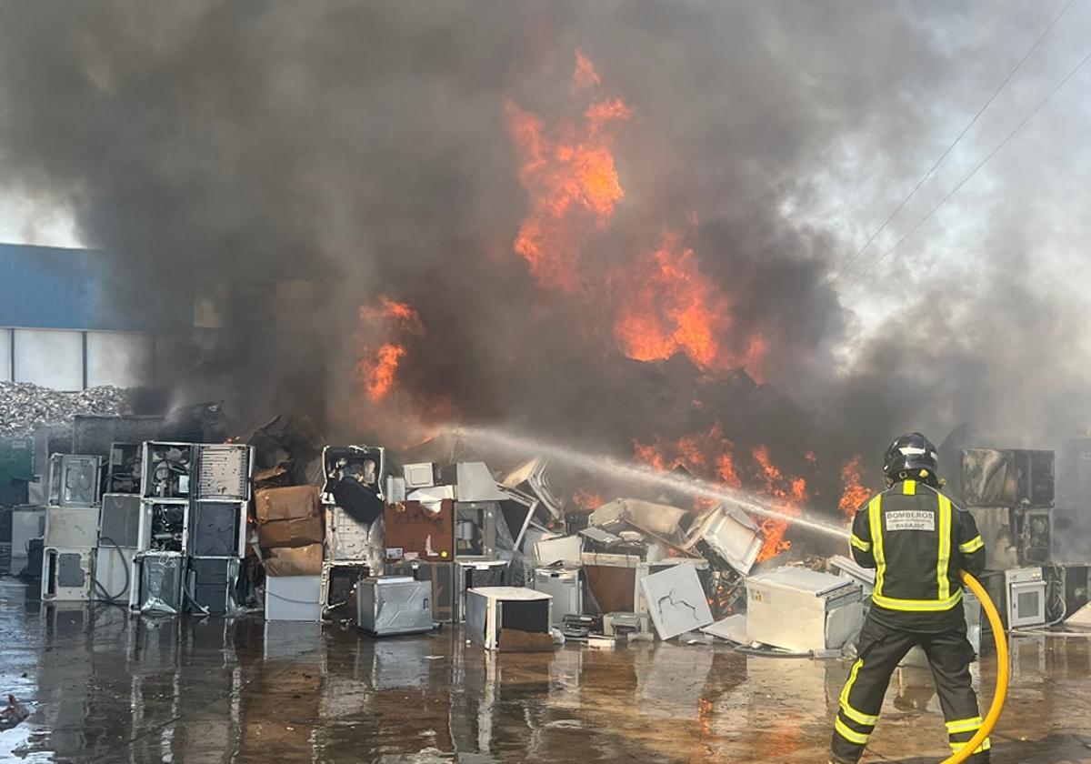 Así han sofocado los bomberos el incendio en una planta de reciclaje