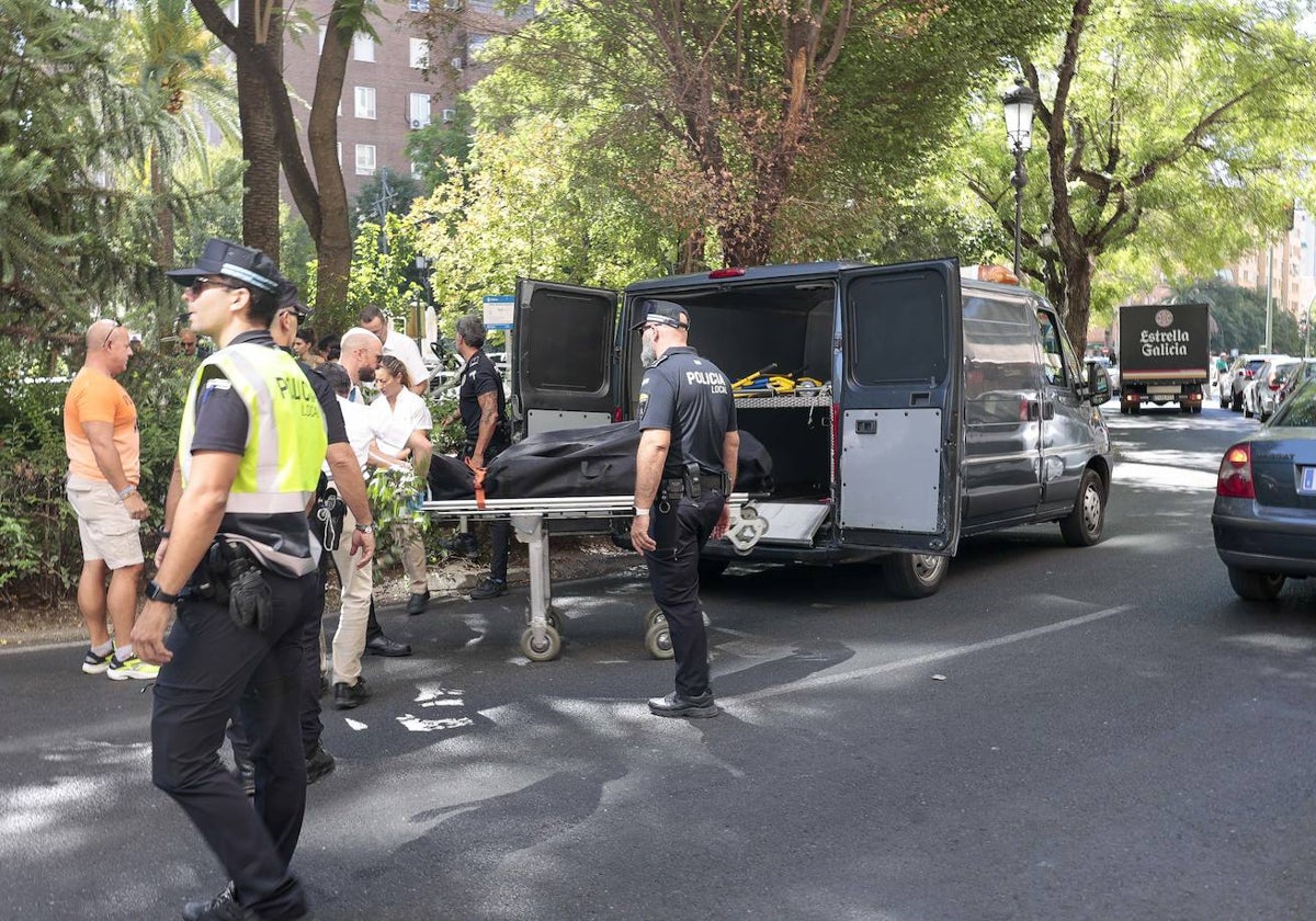 Retirada del cuerpo del indigente fallecido ayer miércoles en el paseo de Cánovas de Cáceres.