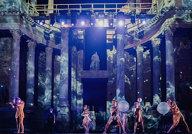 Las columnas del Teatro, con proyecciones.