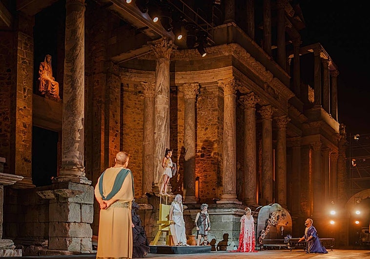 Prometeo (Sandro Cordero), de rodillas, ante Zeus (Juan Meseger), en el montaje con el que se cierra la programación del Festival de Mérida en esta edición.