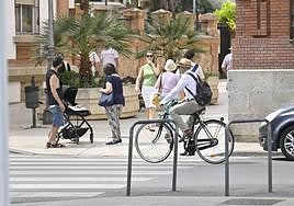 Gente paseando por Badajoz.