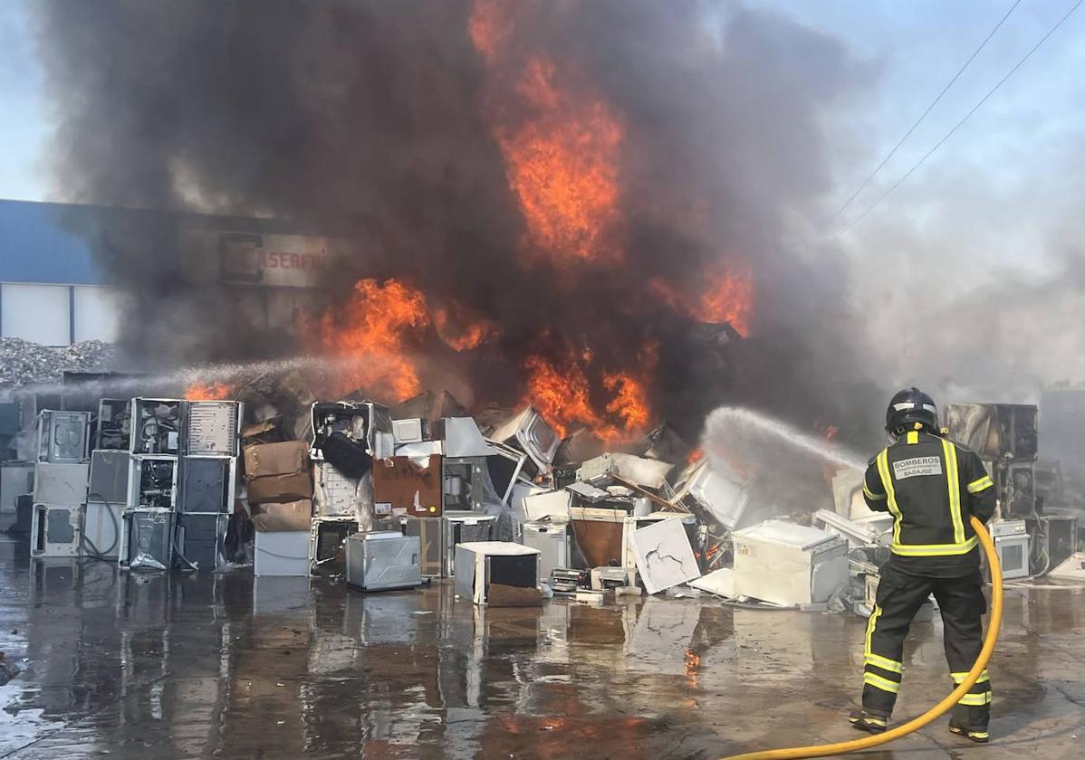 Los bomberos del Cpei trabajan para apagar el fuego.