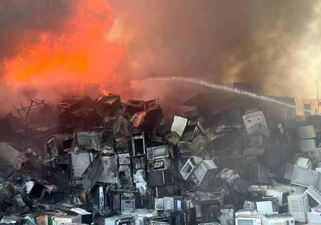 Aparatos electrónicos acumulados en las instalaciones envueltos en llamas.