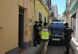 Agentes de la Policía Nacional en una calle del Casco Antiguo.
