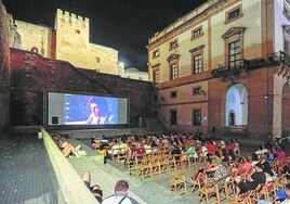 Cine de verano al aire libre organizado por el Ayuntamiento en el Foro de los Balbos