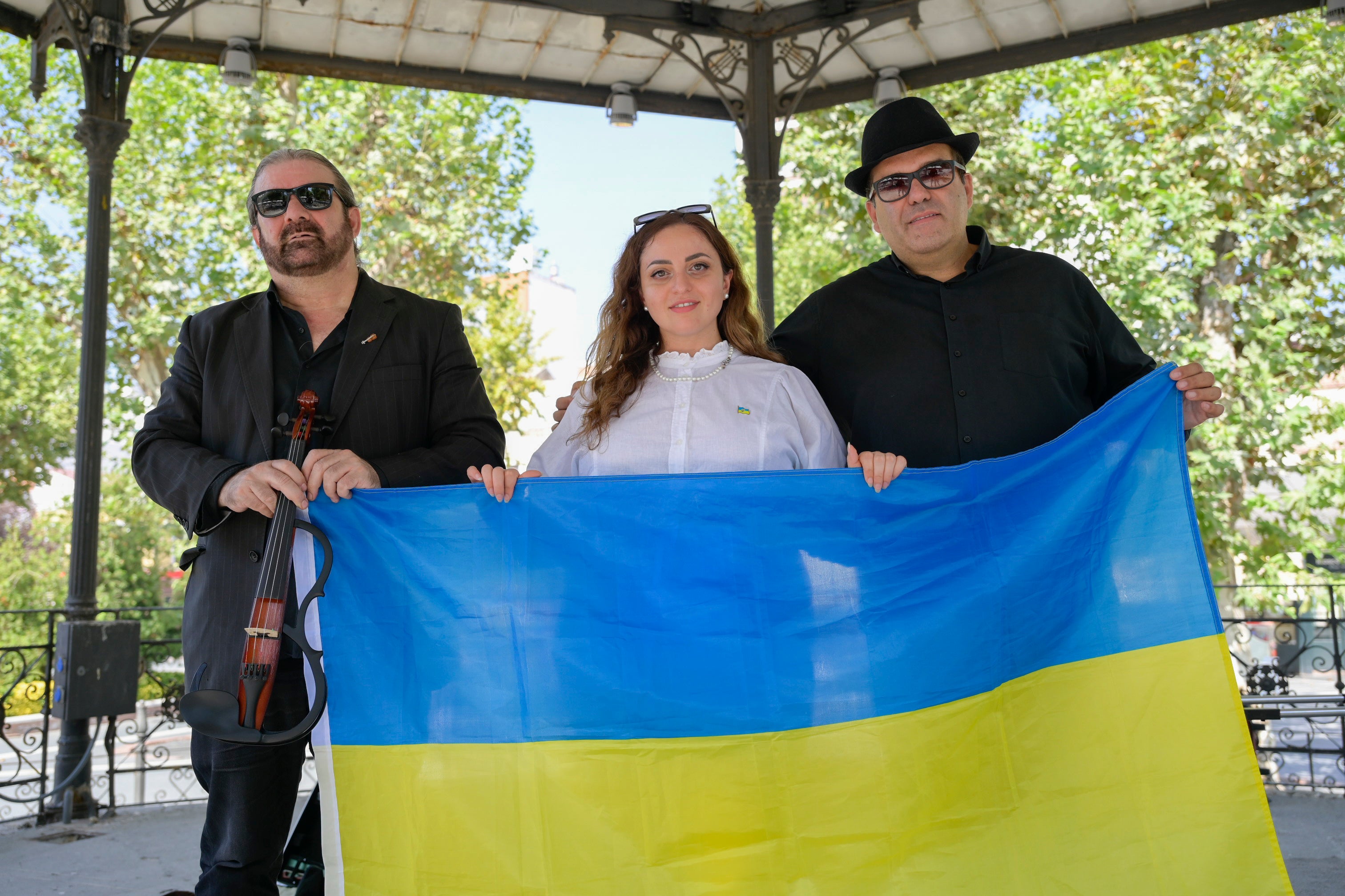 Imagen principal - Espuma y muchos colores para despedir agosto