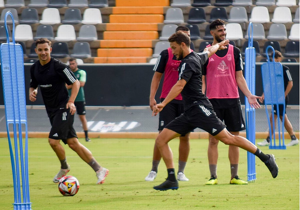 Miguel Núñez completó su primera sesión de entrenamiento en su regreso al Badajoz.