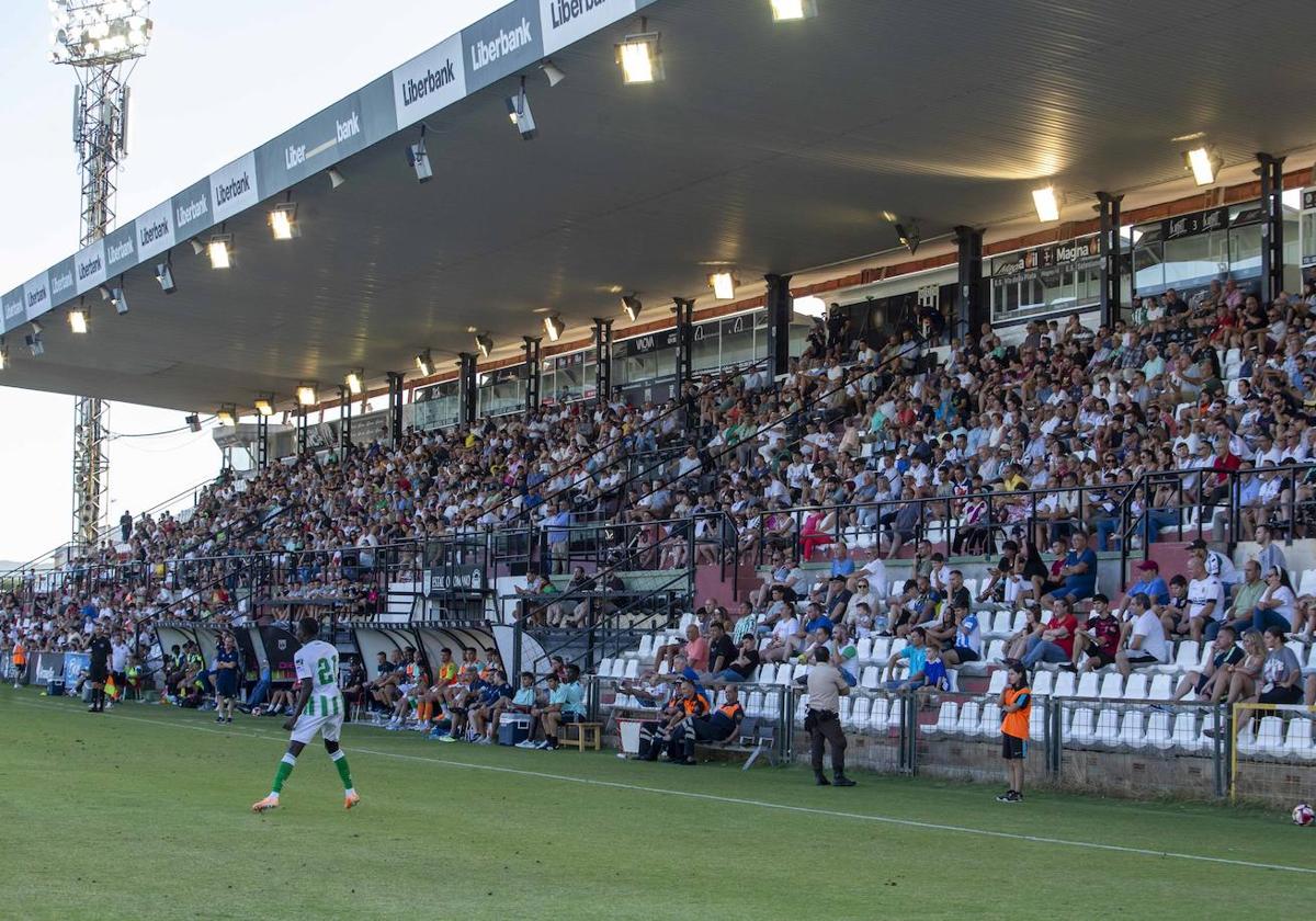 Aspecto de la tribuna del Romano en el amistoso ante el filial del Betis.