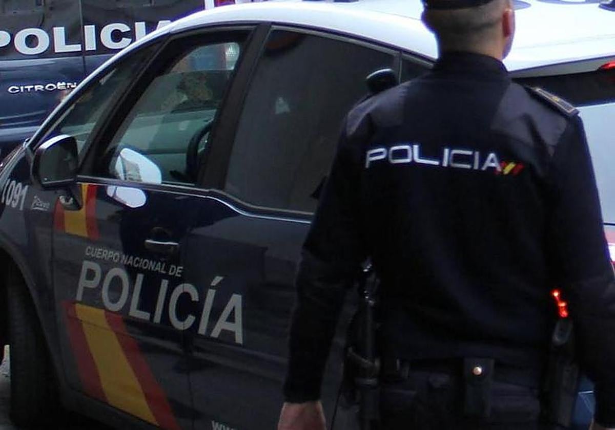 La Policía Nacional escolta en Cáceres hasta el hospital a unos padres con un bebé semiinconsciente