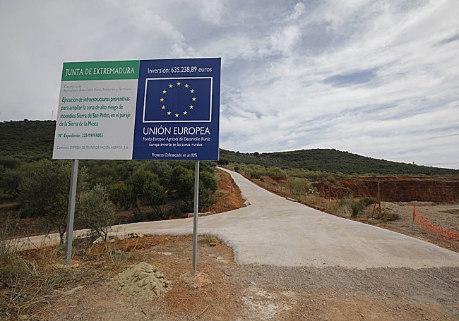 Cartel anunciador de las obras con 635.000 euros de inversión.