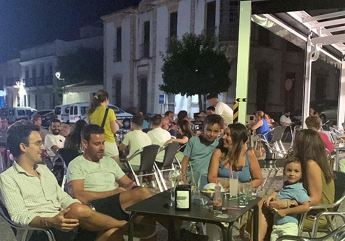 Las noches frescas harán aparecer la manga larga y las rebecas en las terrazas de la región.