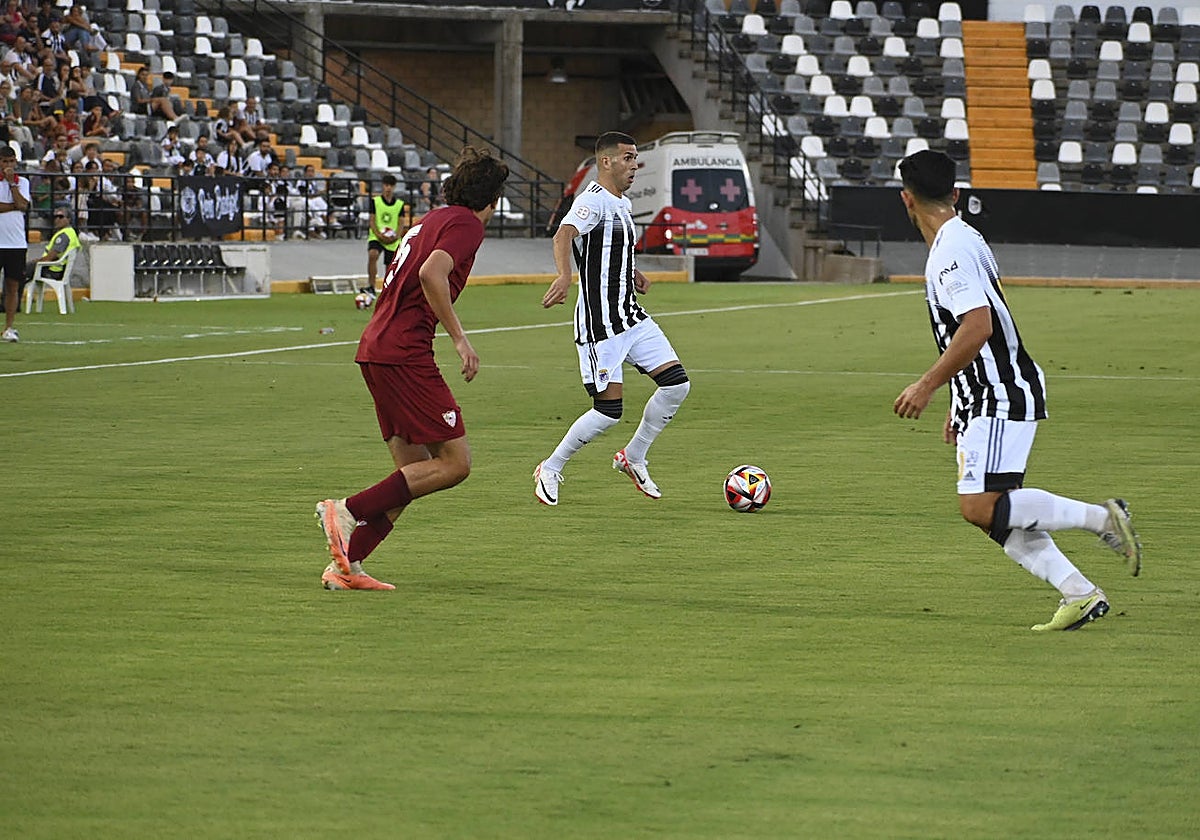 Acción del duelo entre el Badajoz y el Sevilla Atlético.