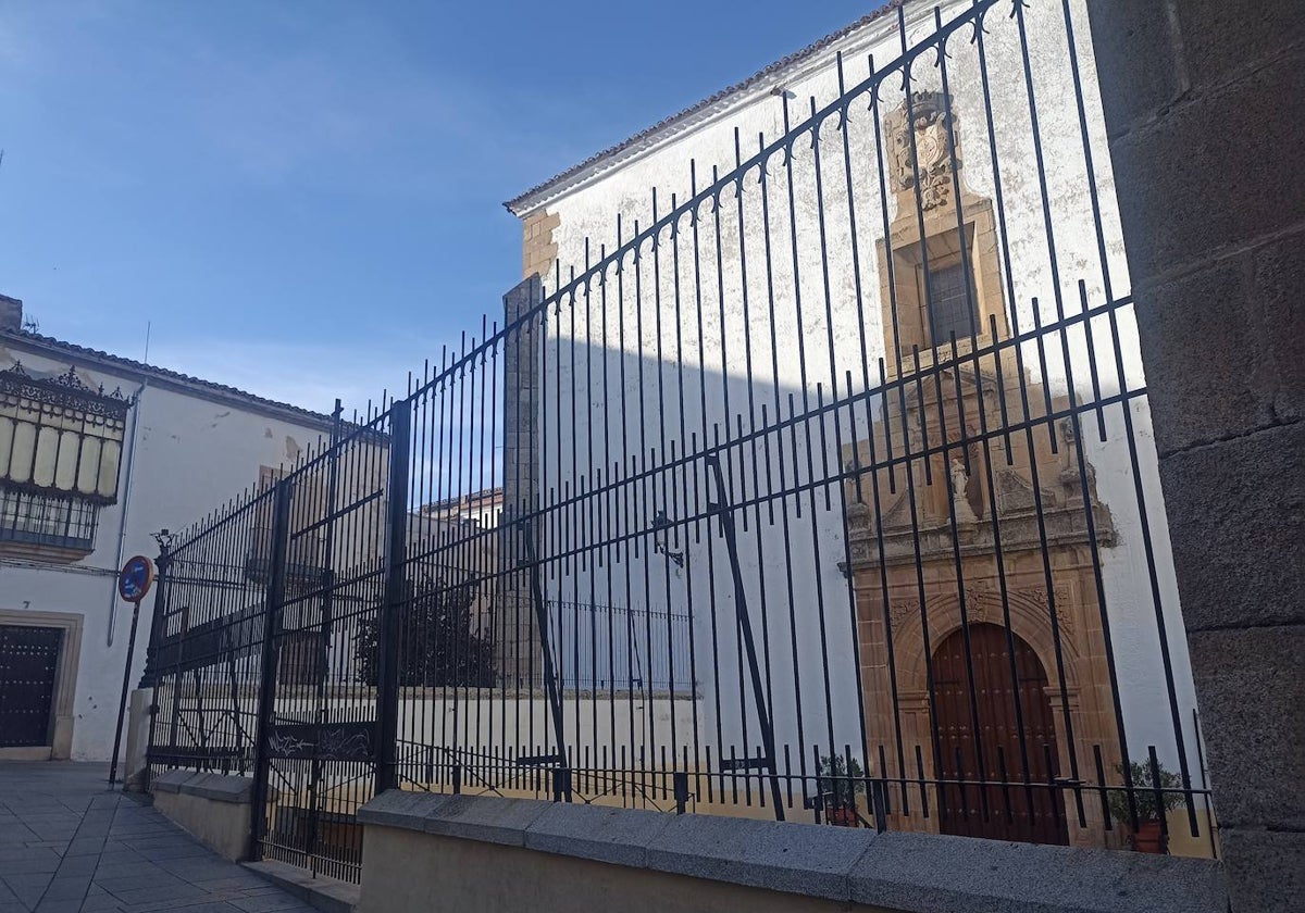 Imagen de la entrada al templo y al convento de Santo Domingo, en Cáceres.