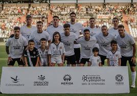 Los jugadores del Mérida salieron el sábado con una camiseta de apoyo a su compañero lesionado de gravedad, Caio Peralta.