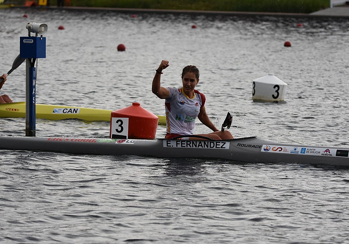 Estefanía Fernández celebra la victoria en el K1-5000.