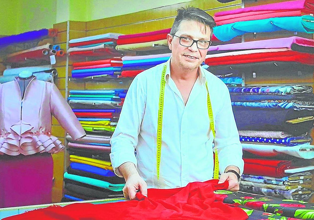 Víctor Manuel López en plena faena en su taller, Entretelas.