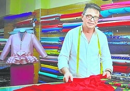 Víctor Manuel López en plena faena en su taller, Entretelas.