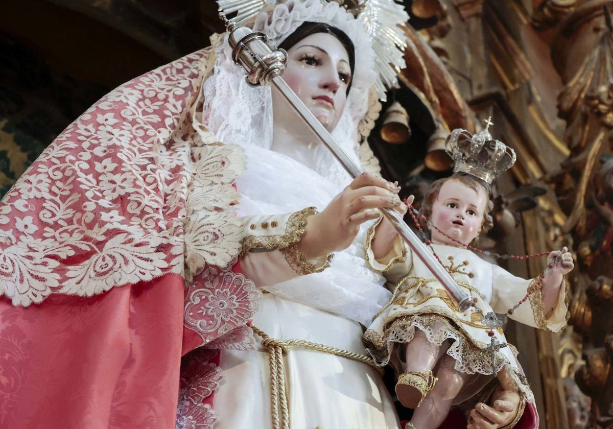 A la Virgen del Rosario le arrancaron una mano al tirar del cetro. La imagen ya lucía este lunes reparada.