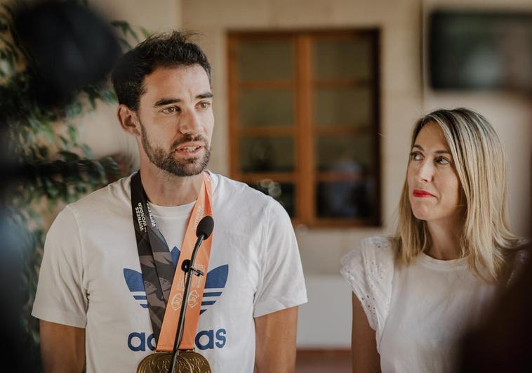 Álvaro Martín junto a María Guardiola durante la recepción de este lunes.