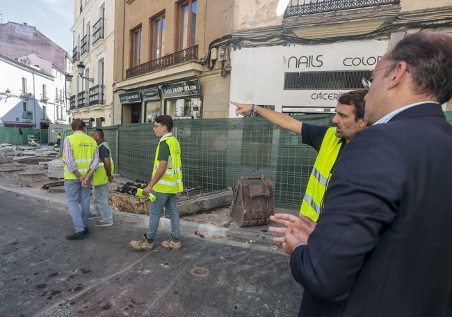 El alcalde, Rafael Mateos, este martes durante su visita a la obra.