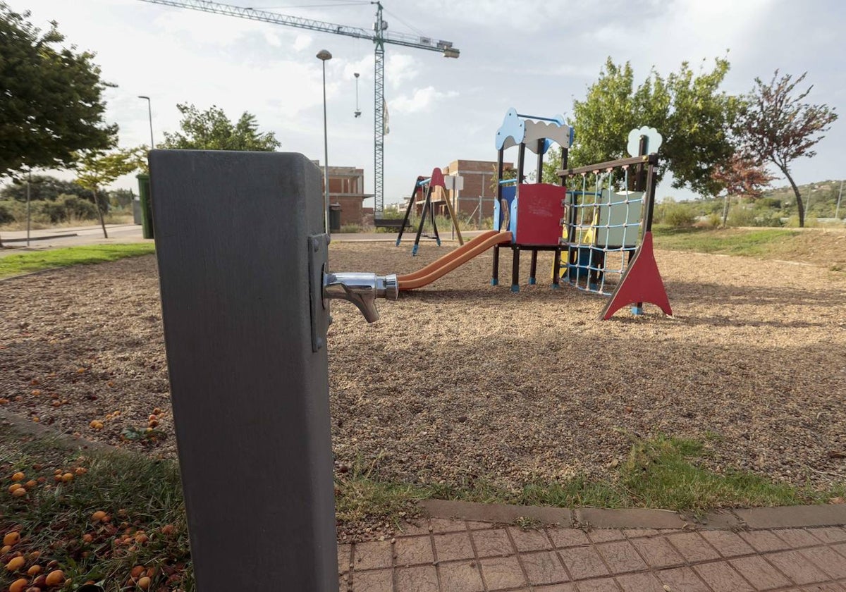 Fuente clausurada por legionela la semana pasada en un parque infantil de Vistahermosa.