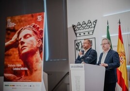 Osuna, alcalde de Mérida, y su lado, Jesús Cimarro, director del Festival y de la productora Pentación, este mediodía, en la sala de prensa de la Junta.