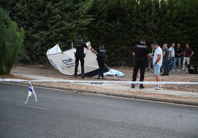 La polícia tapa la zona donde se halla el cadáver.