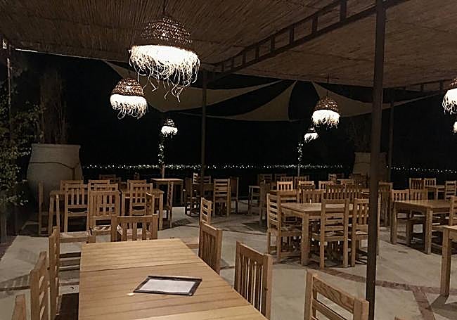 Exterior del restaurante con las sillas poco cómodas.