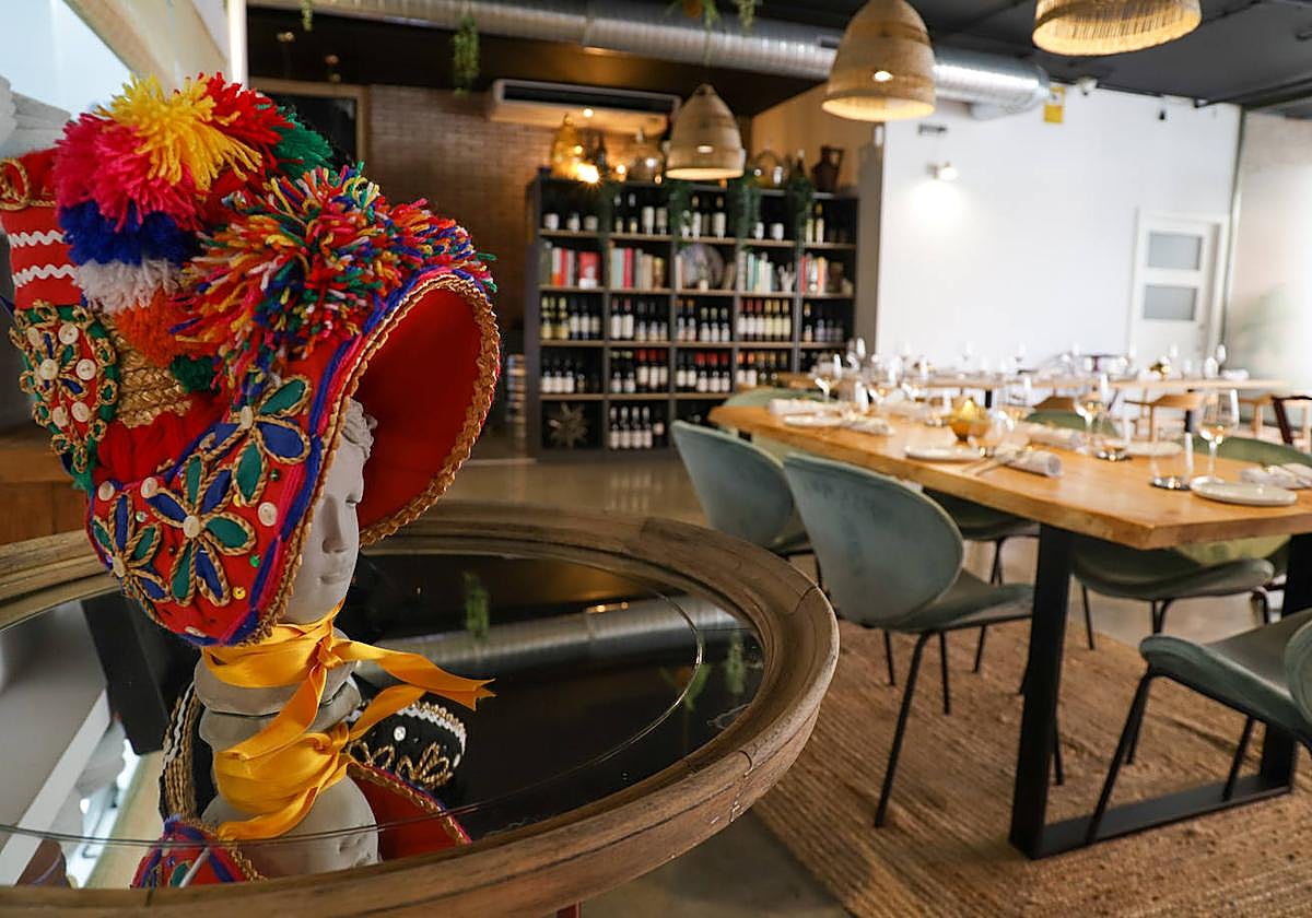 El folclore extremeño, las fibras naturales y los elementos tradicionales de la región están muy presentes en la decoración del local.