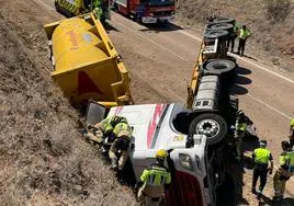 Bomberos de la Diputación de Badajoz intentan sacar al camionero, que quedó atrapado dentro de la cabina.