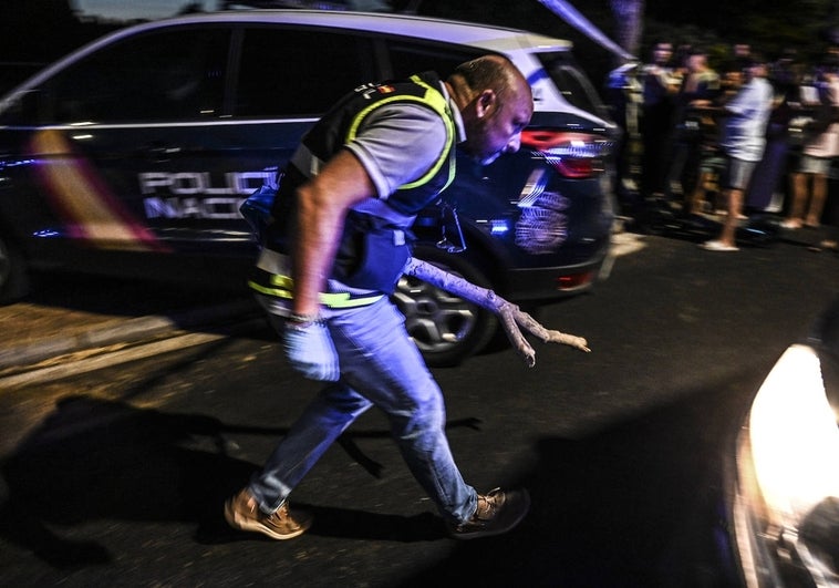 La policía con uno de los palos supuestamente empleados ayer martes en la pelea.