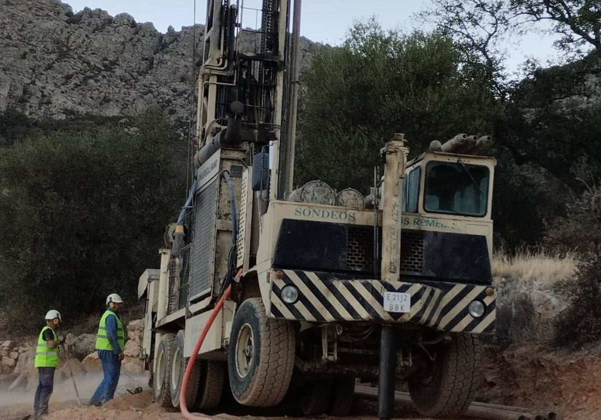 Inicio de los trabajos de apertura de nuevos pozos, hoy, en el término de Hornachos para aportar más agua a los municipios de la mancomunidad de Los Molinos.