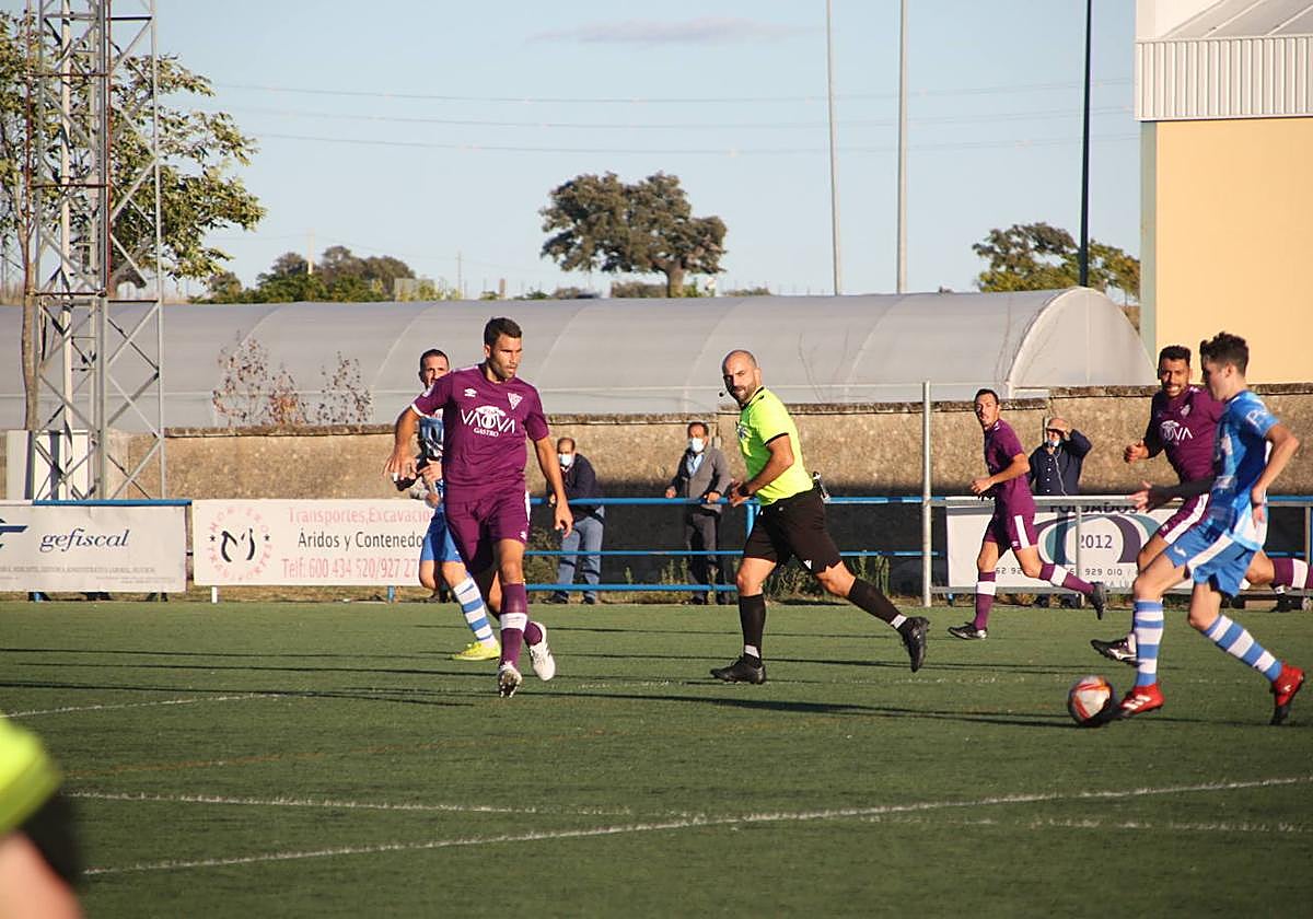 Imagen de archivo. Un árbitro siguiendo un partido del Arroyo CP y el Calamonte.