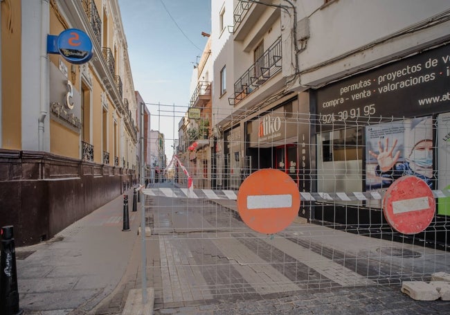 Calle John Lennon, cerrada al tráfico desde este jueves.