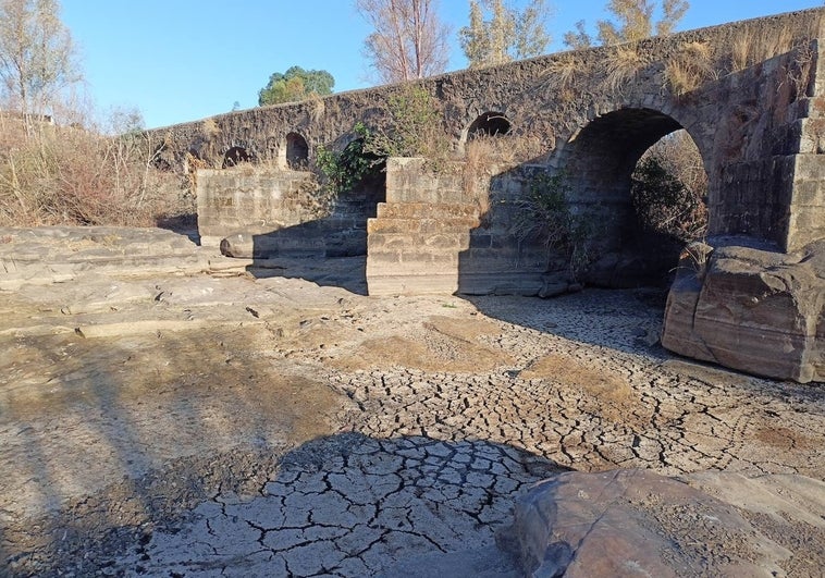 Cauce seco del río Ardila bajo el puente romano de La Bazana, en Jerez de los Caballeros.