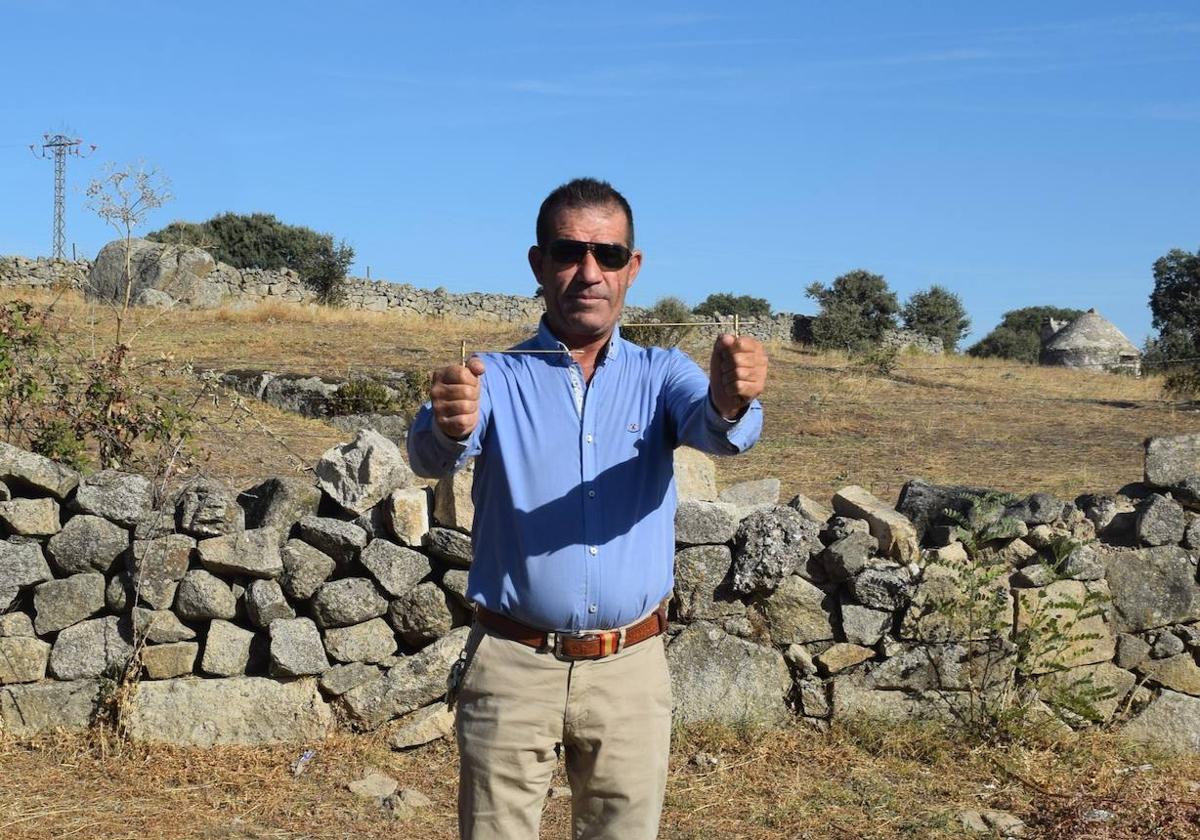 José Manuel Álvarez, con sus varillas para encontrar agua.