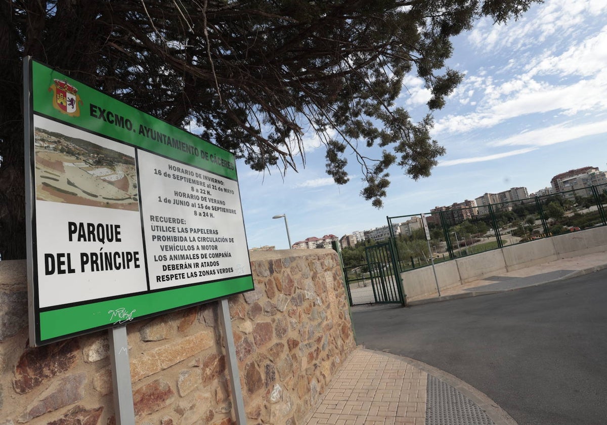 Acceso al parque desde la calle Islas Canarias, zona por la que los jóvenes saltan la valla por la noche.