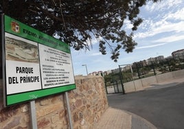 Acceso al parque desde la calle Islas Canarias, zona por la que los jóvenes saltan la valla por la noche.