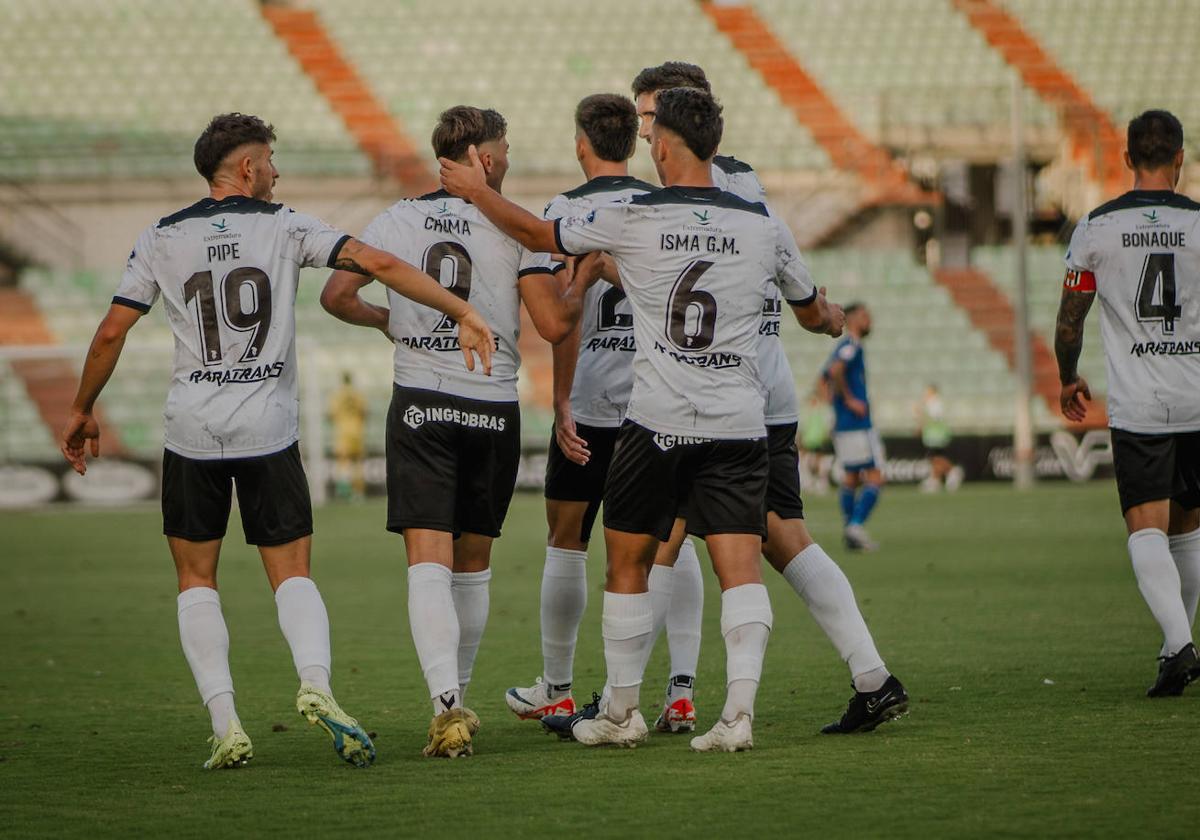 Los jugadores del Mérida celebran el tanto de Chuma en la primera jornada.