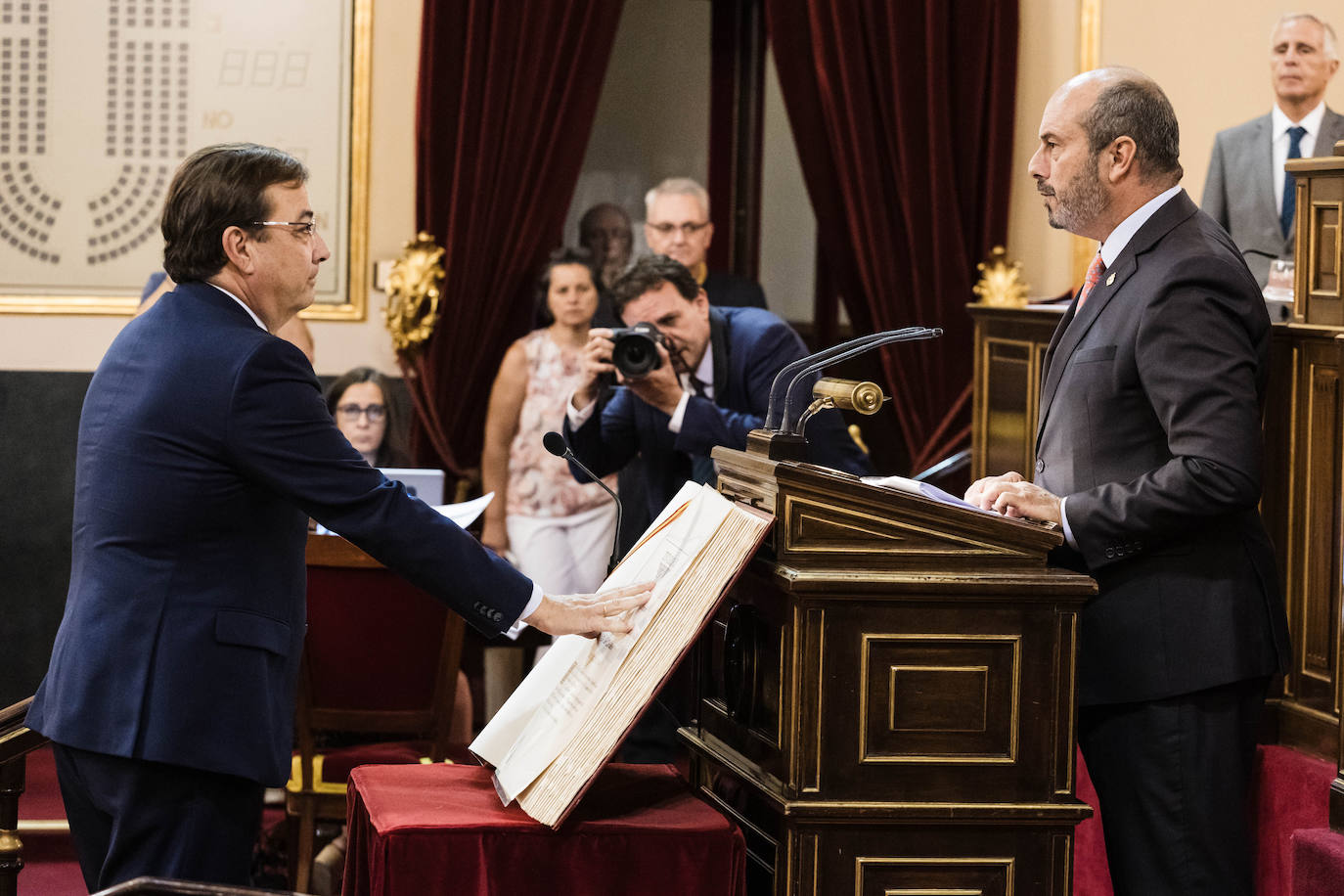 El expresidente extremeño prometiendo su cargo en la Cámara Alta.